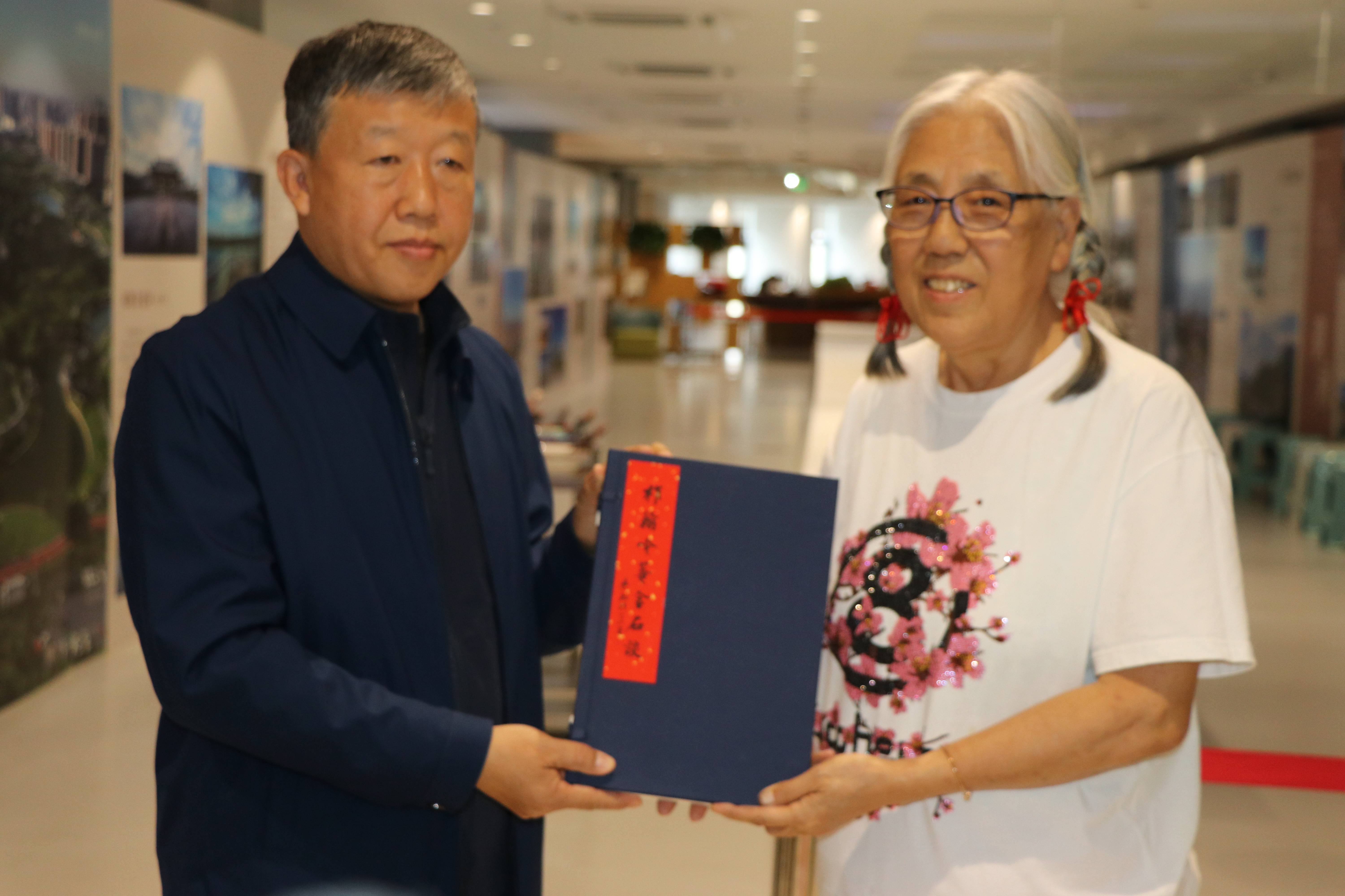 太原双合成掌门人赵光晋首次尝试使用锅刷子泼墨作画_李克仁_图书