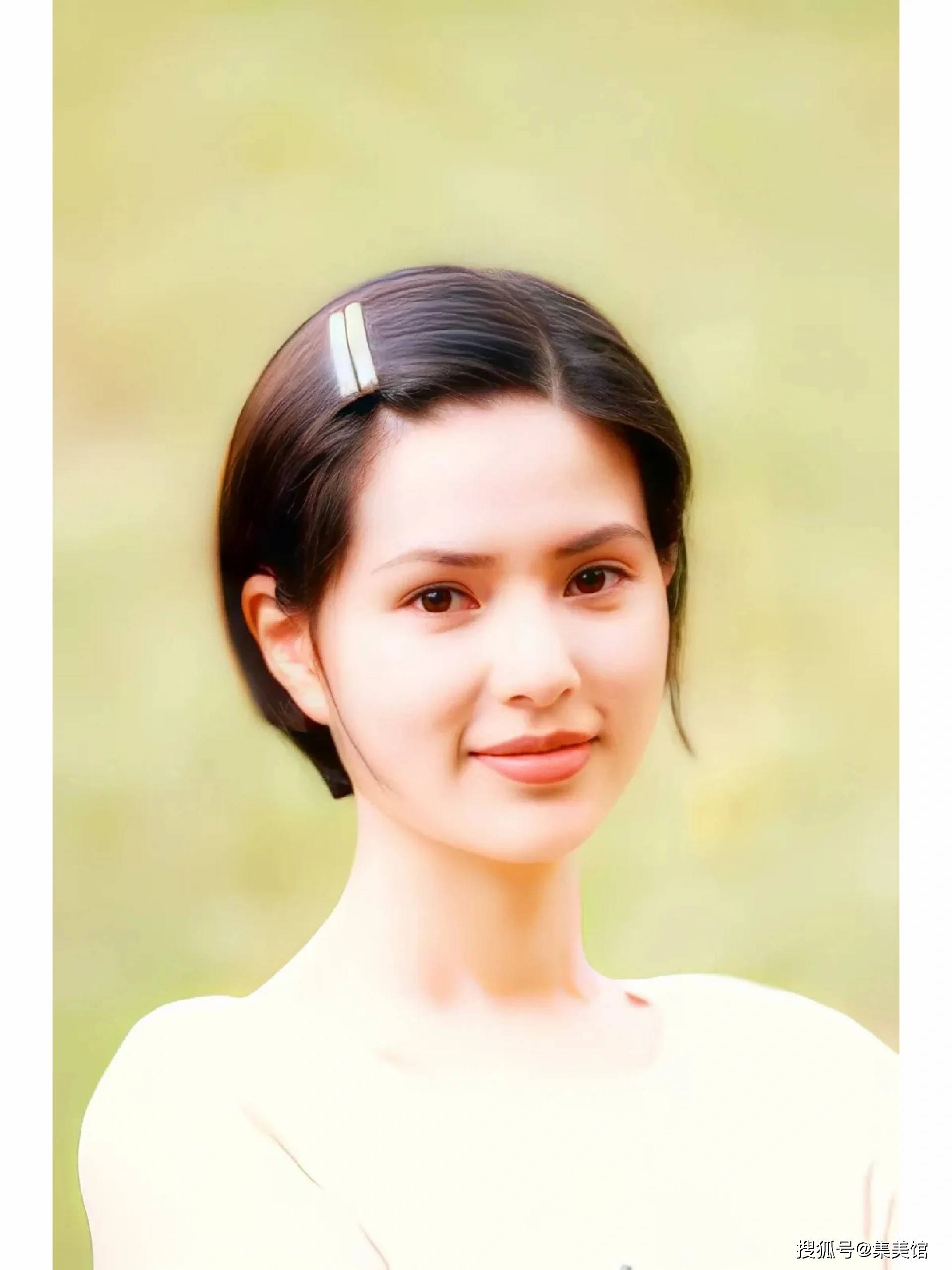 43岁"姑姑"李若彤,性感外表撩人心弦!