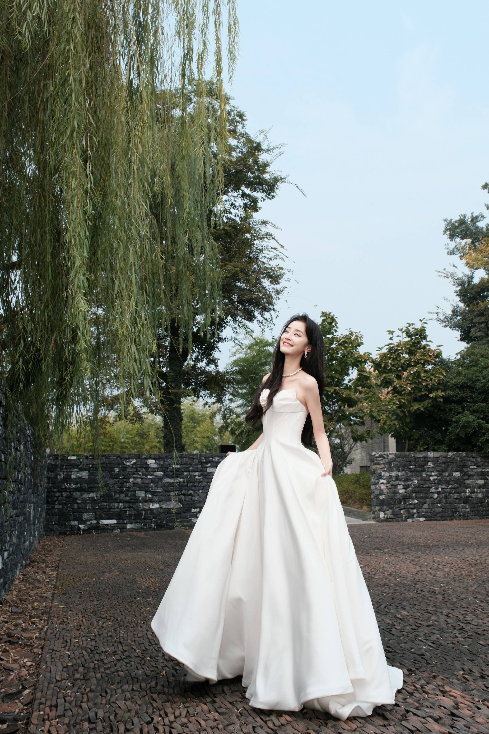 龚婉怡惊艳亮相"文荣奖",身穿高定礼服,诠释女性纯粹之美_青年_横店