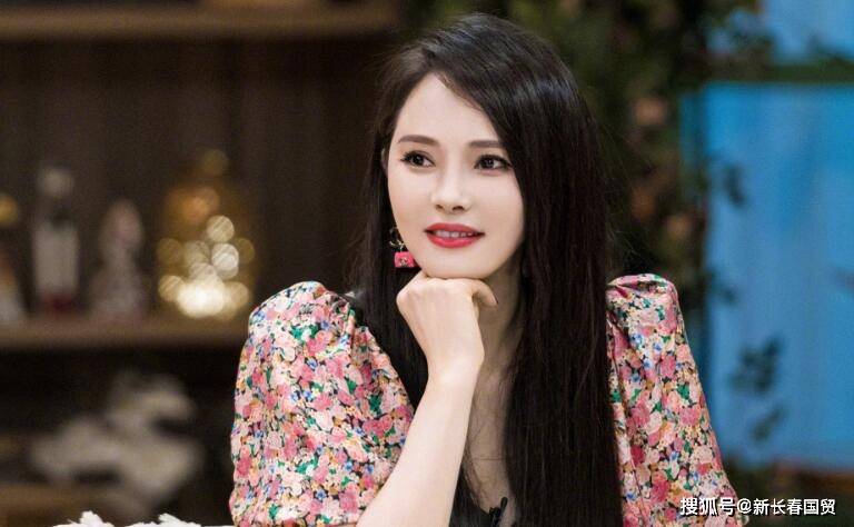 照片中的伊能静穿着白色薄纱洋装,顶着复古造型,楚楚可怜的表情,在