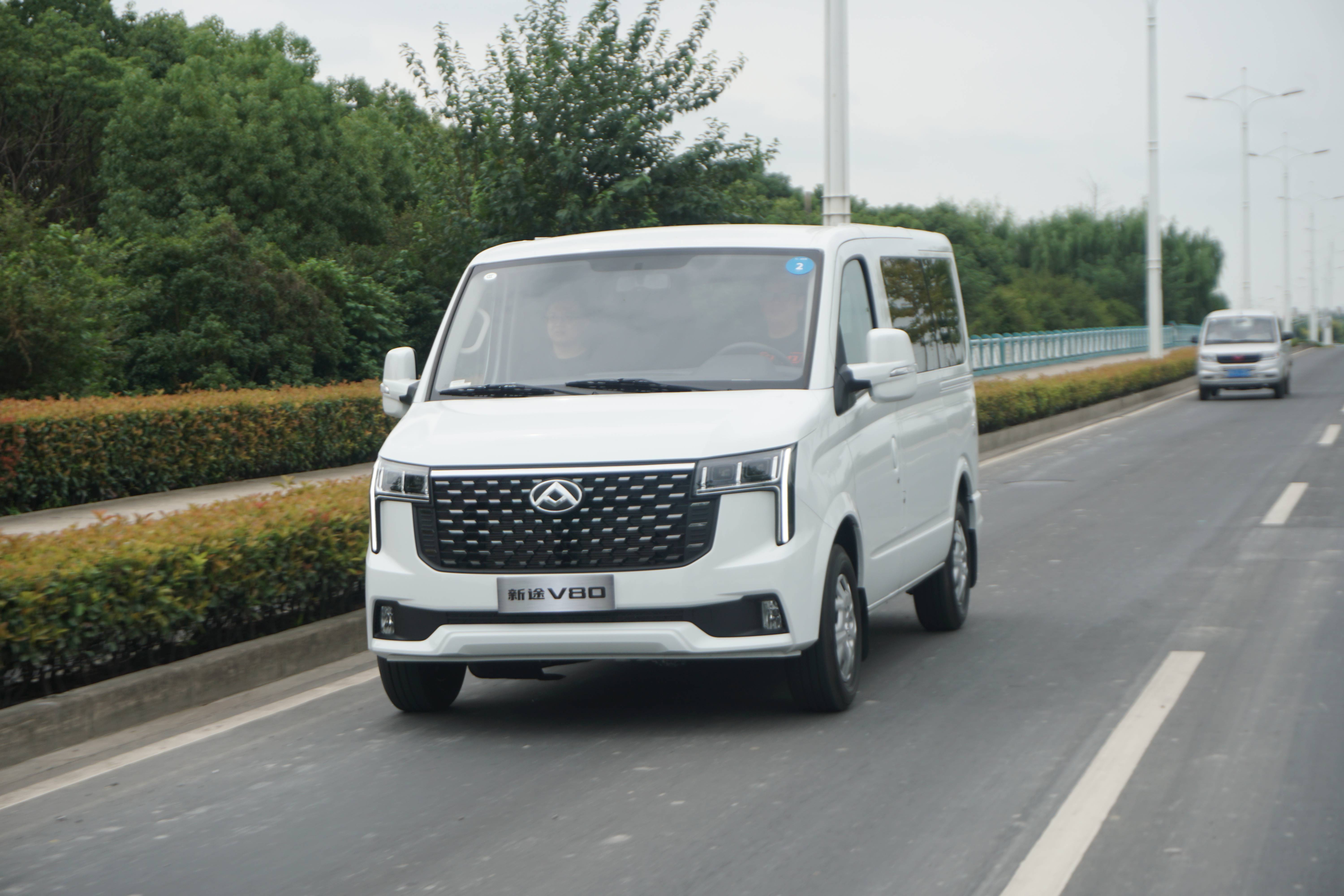 满足多场景出行的实用轻客,试驾上汽大通2024款新途v80_搜狐汽车_搜狐