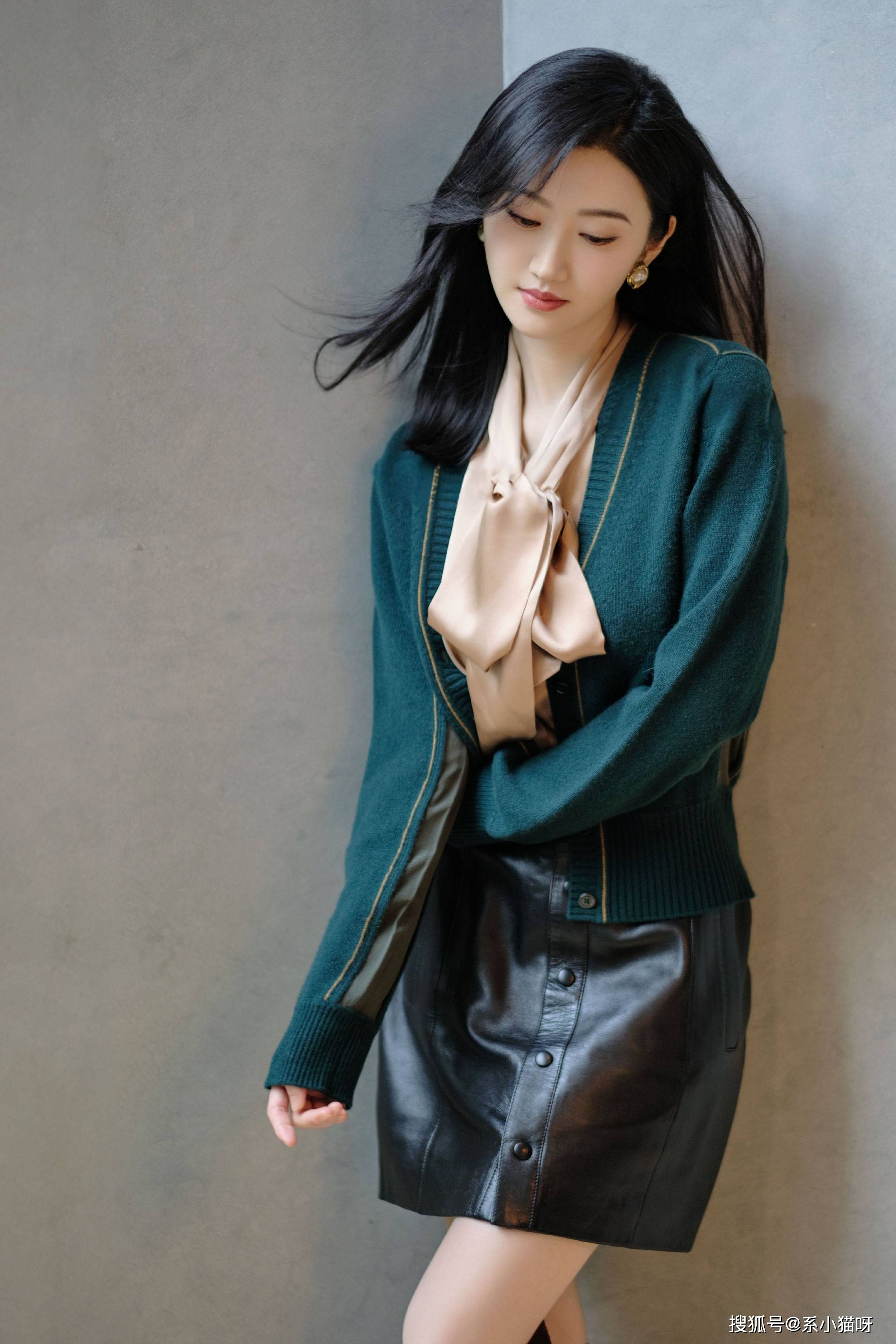 此次活动结束后,景甜的美腿和明亮大眼再次成为了网友们热议的话题.