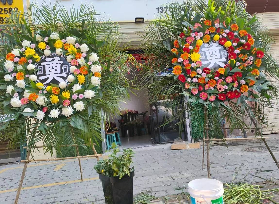郑州殡仪馆花圈:如何在殡仪馆花圈上加入个人定制的纪念品?
