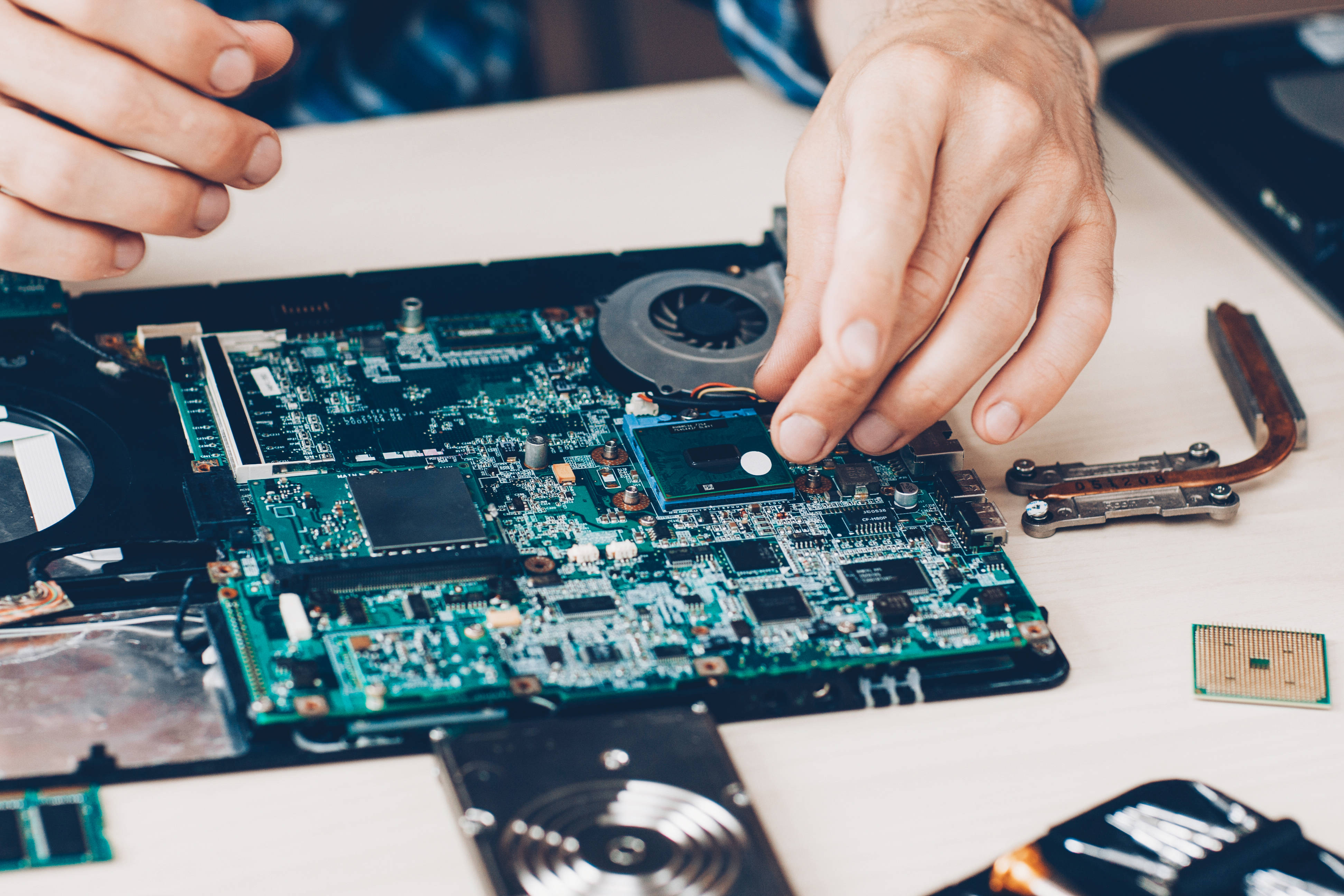 在pcb设计和制造过程中,我们通常会使用通孔,盲孔,埋孔来满足设计需求