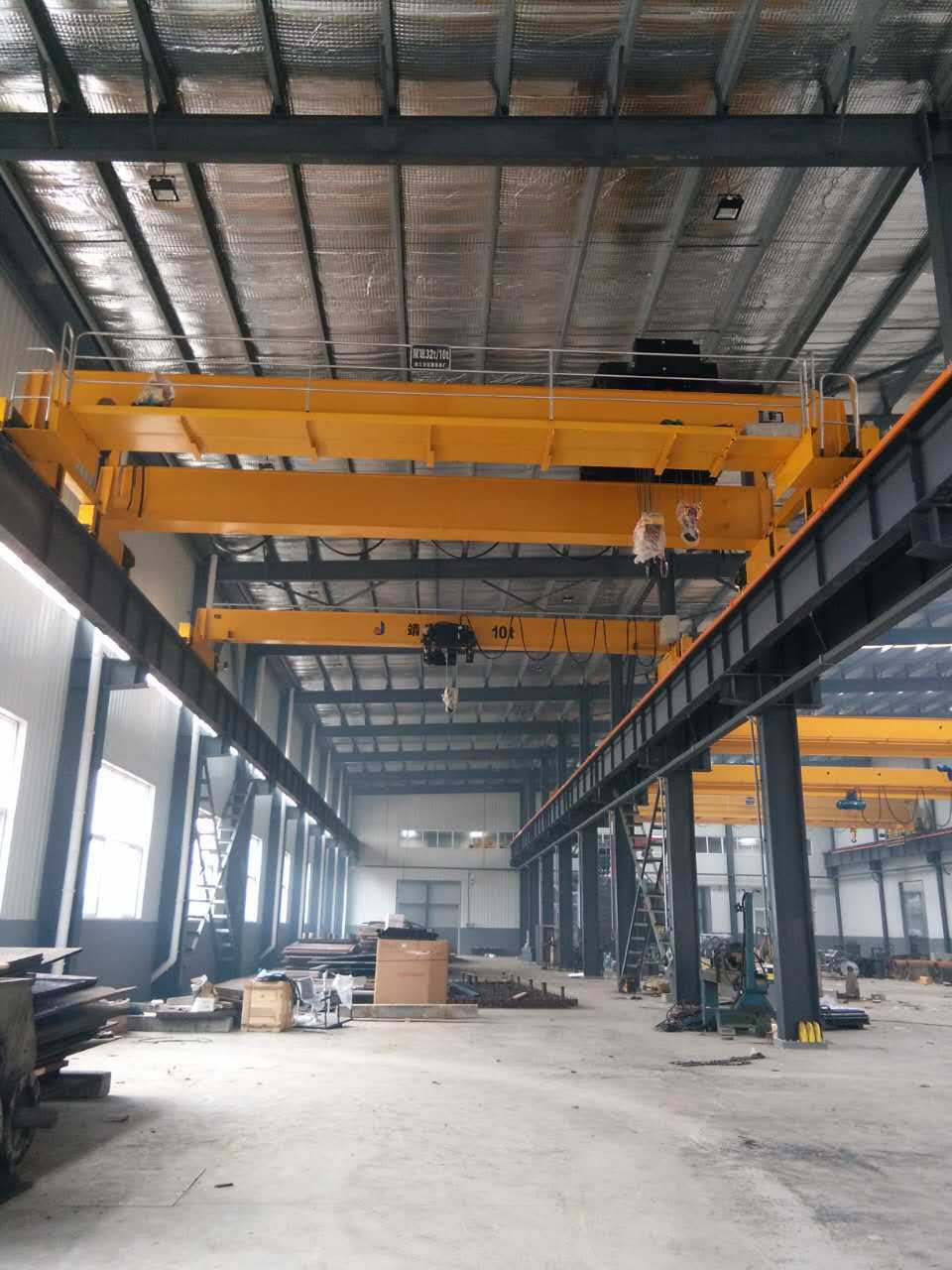 电动葫芦倒挂在主梁下文的工字钢轨道上,通过运行小车在工字钢轨道上