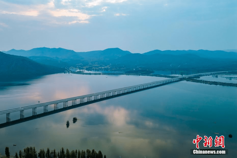 俯瞰澠淅高速張灣特大橋.俯瞰丹江口水庫.俯瞰丹江口水庫一角.