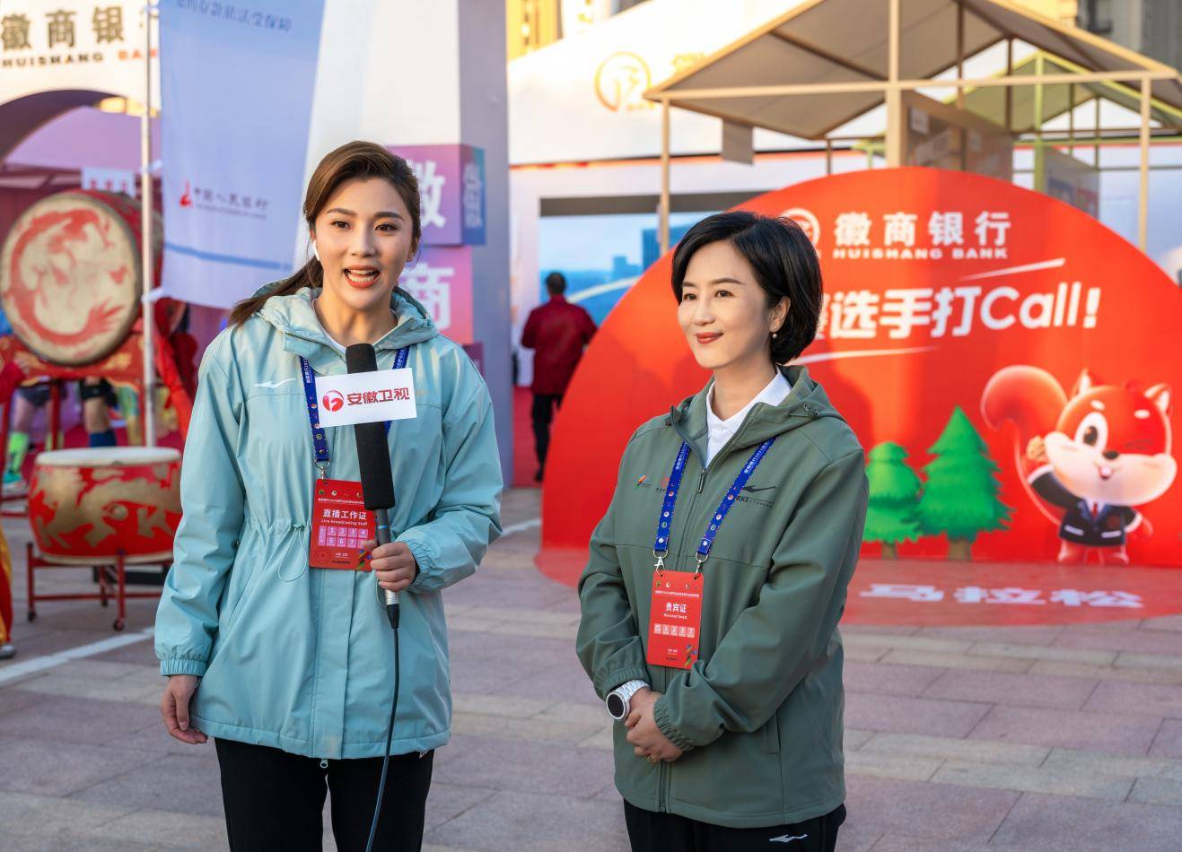 接受安徽卫视等多家媒体的采访,并为半马前三名跑者颁发赛事吉祥物