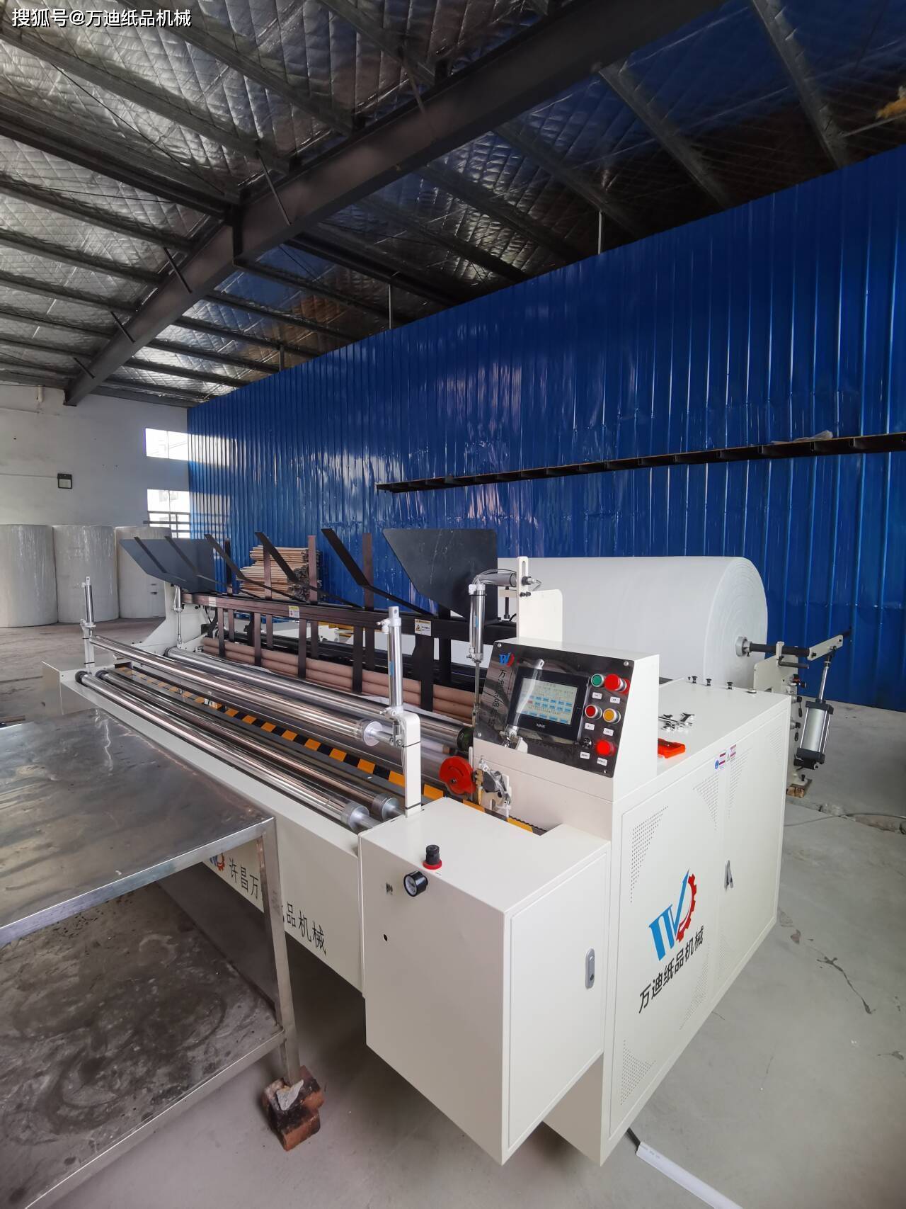 2200型号卫生纸复卷机一套卫生纸加工设备是由三台机器组成,一台卫生