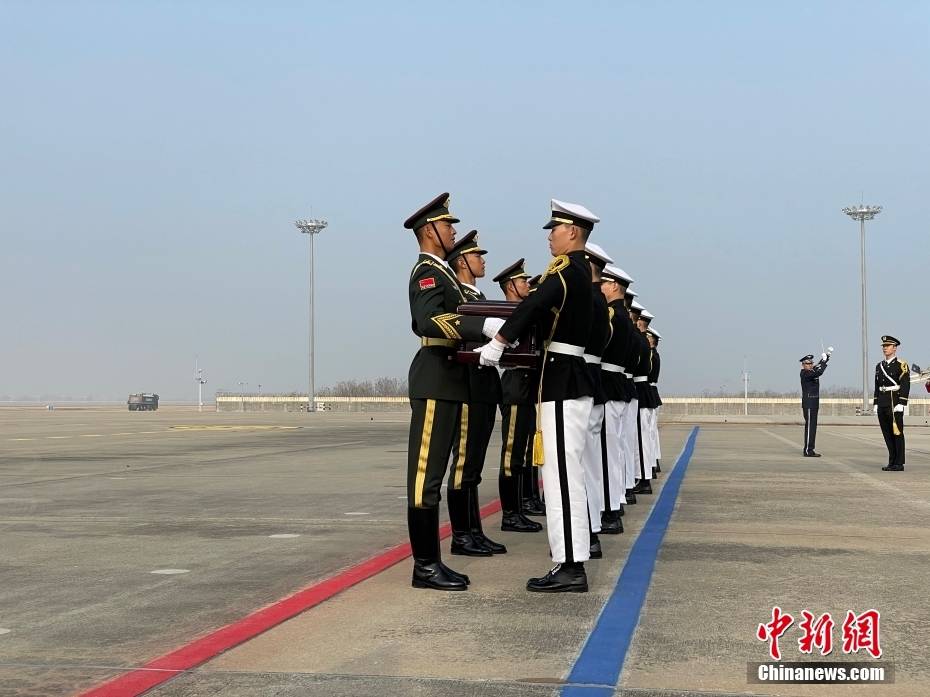 中国礼兵手捧烈士棺椁登上运20专机-搜狐大视野-搜狐新闻