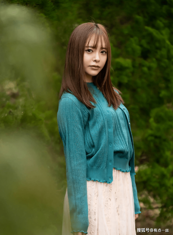 小仓由菜,1998年出生于神奈川县,2017年底正式出道.