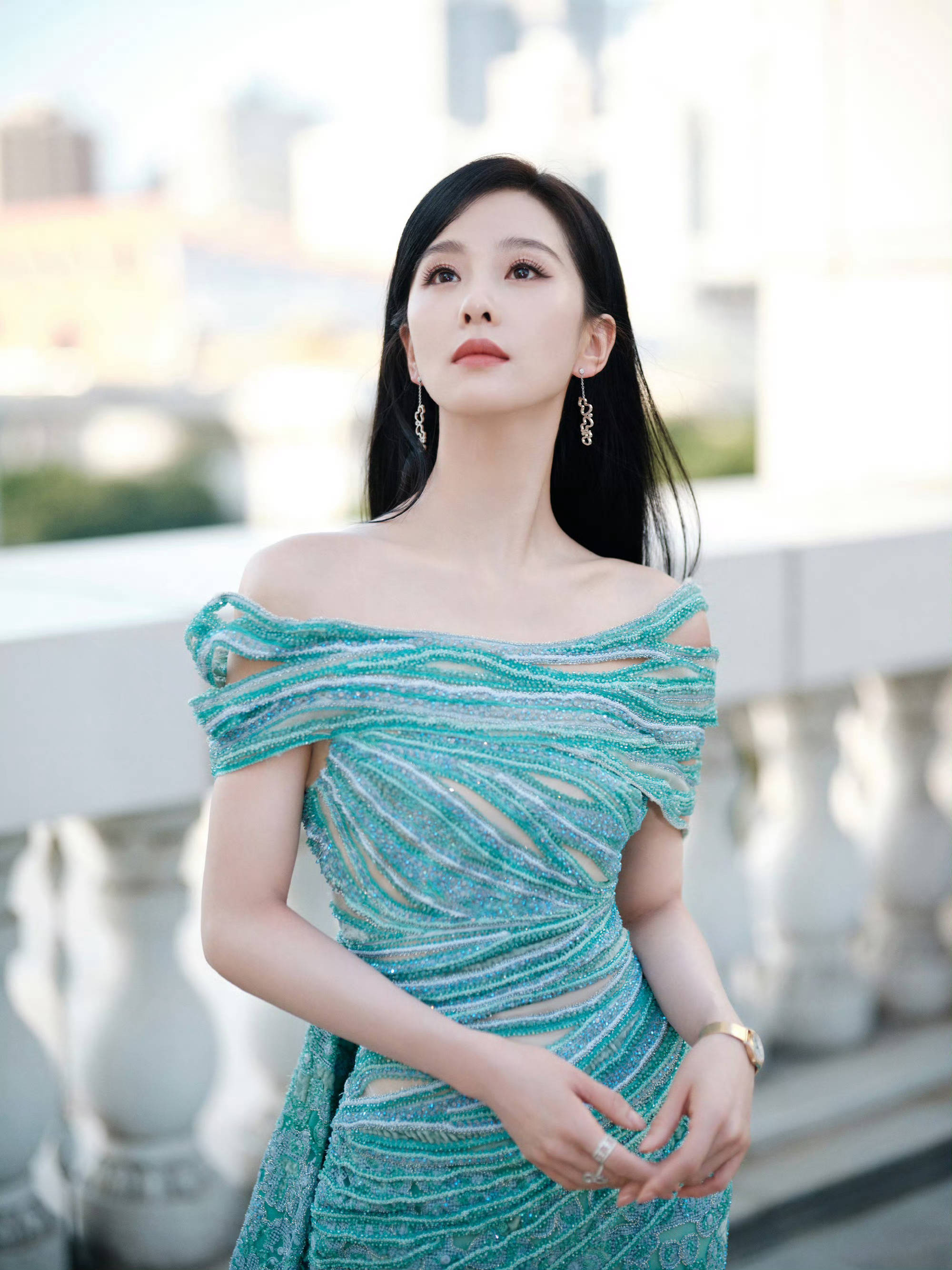 刘诗诗身着蓝色星空短裙拍摄，露出漂亮的肩颈线条，被赞仙女