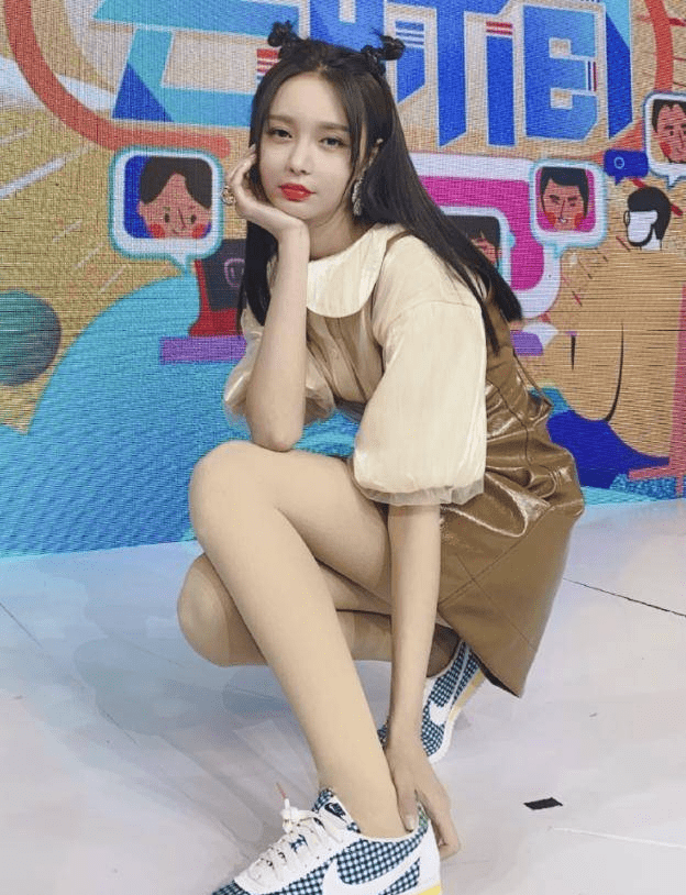 沈梦辰首次挑战"光腿神器",就穿出电棍腿,难怪杜海涛离不开她_诸暨市