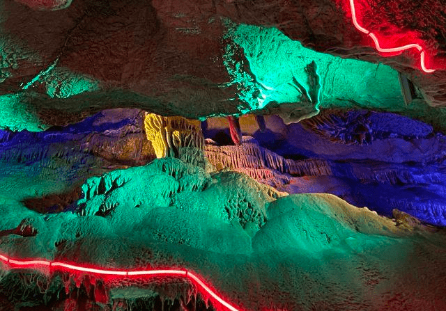 博山开元溶洞:形成于24万年前的溶洞,有不同时期的钟乳石刻和遗迹文物