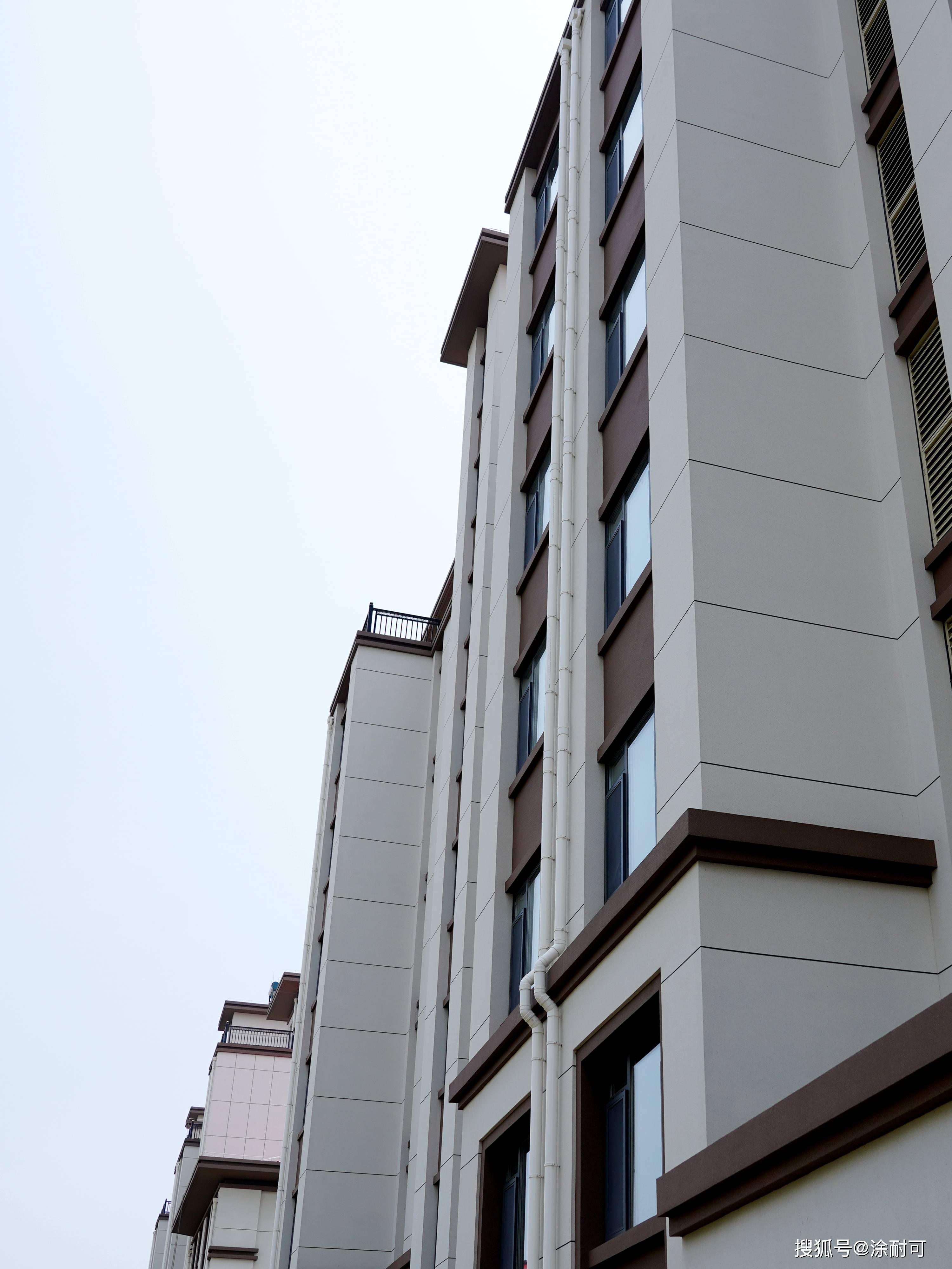 涂耐可晶彩石外立面,线条横纵舒展,功能属性与造型收边完美融合.