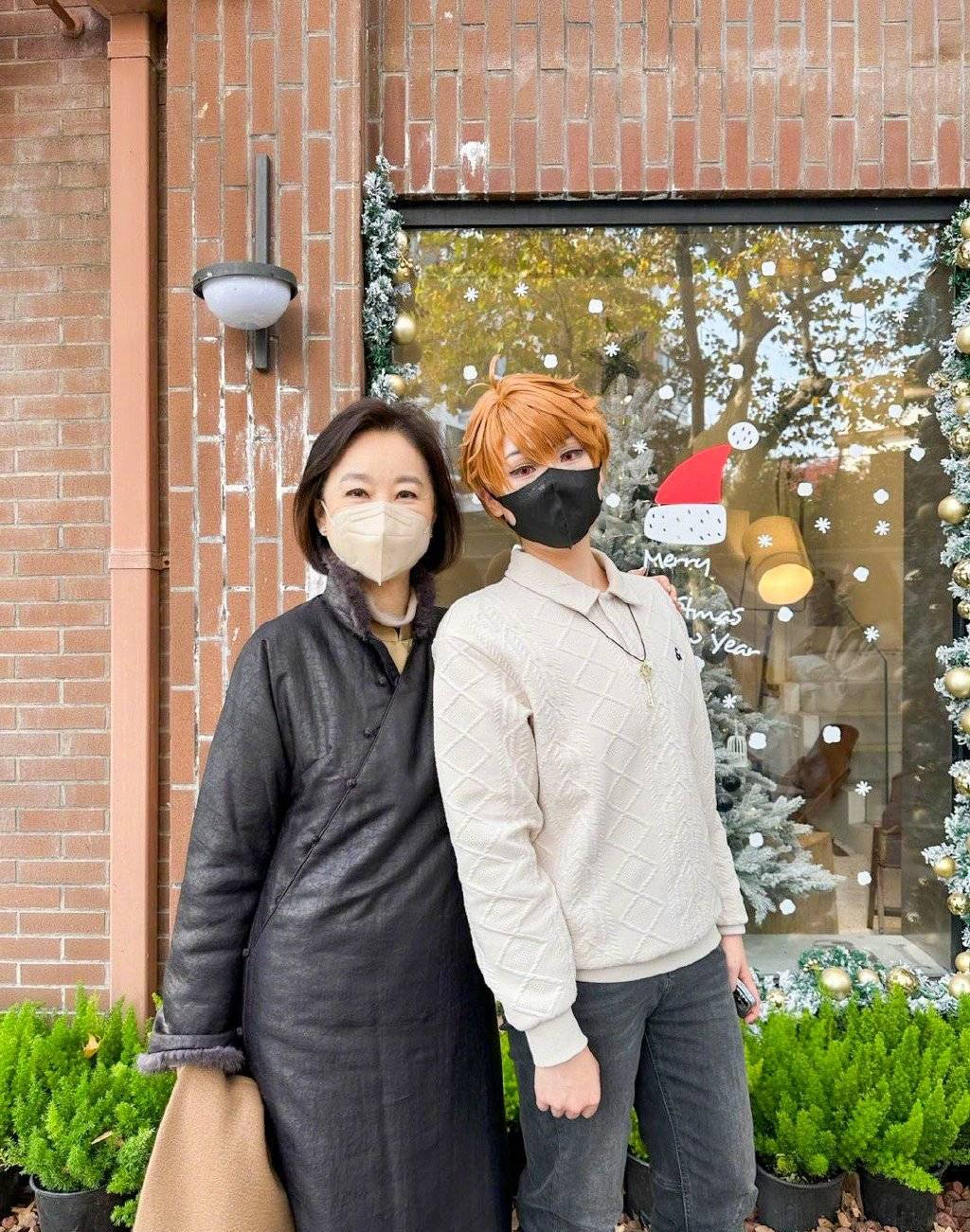 林青霞现身上海主动求合影 同coser拍照紧跟潮流 