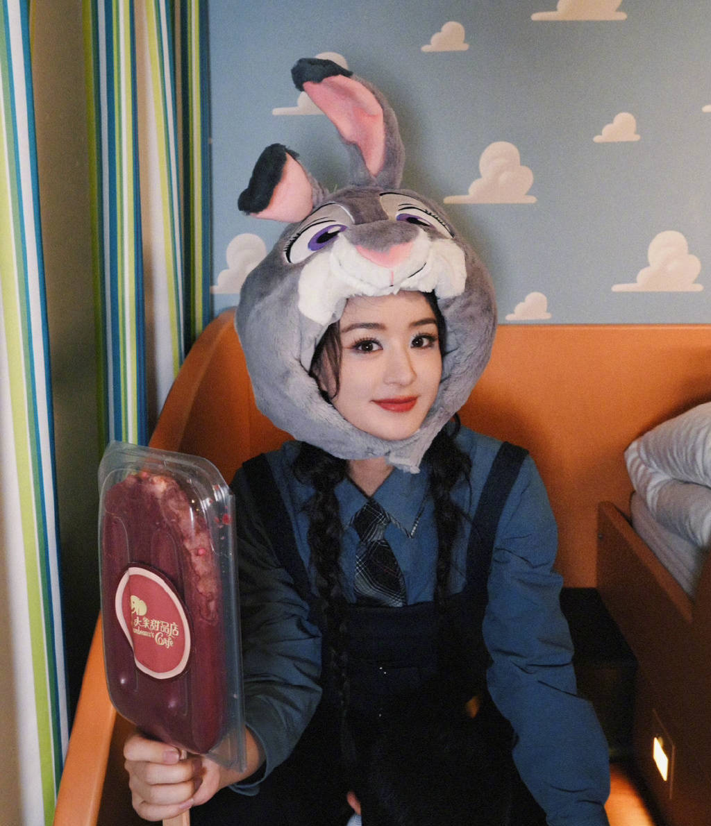 赵丽颖头戴兔耳帽软懦可爱 化身朱迪警官童话满满_娱乐_现实_感觉