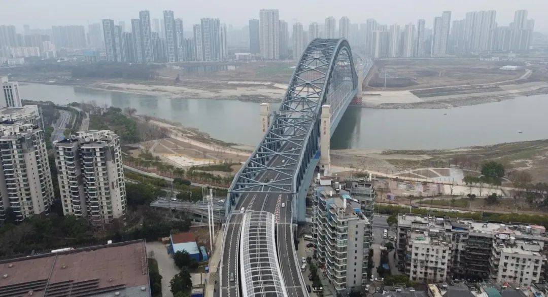 武汉市江汉七桥是武汉市规划建设的第七座过汉江通道,采用主跨408m中