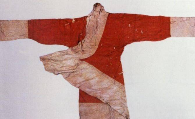 古人把东西装进袖子中,为何没掉出来?