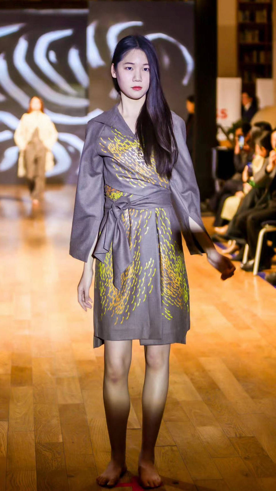 新面孔学员参加中乌建交35周年系列活动_服表_文化_服装