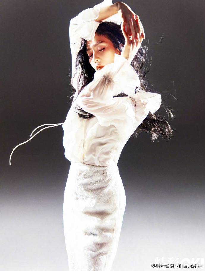 刘诗诗《精彩ok》杂志开年封,一身红色吊带裙红色美甲,又美又飒!