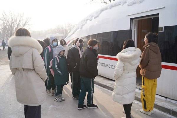 97中学组织学生到乌鲁木齐市万通技工学校参观和体验特色实训课程