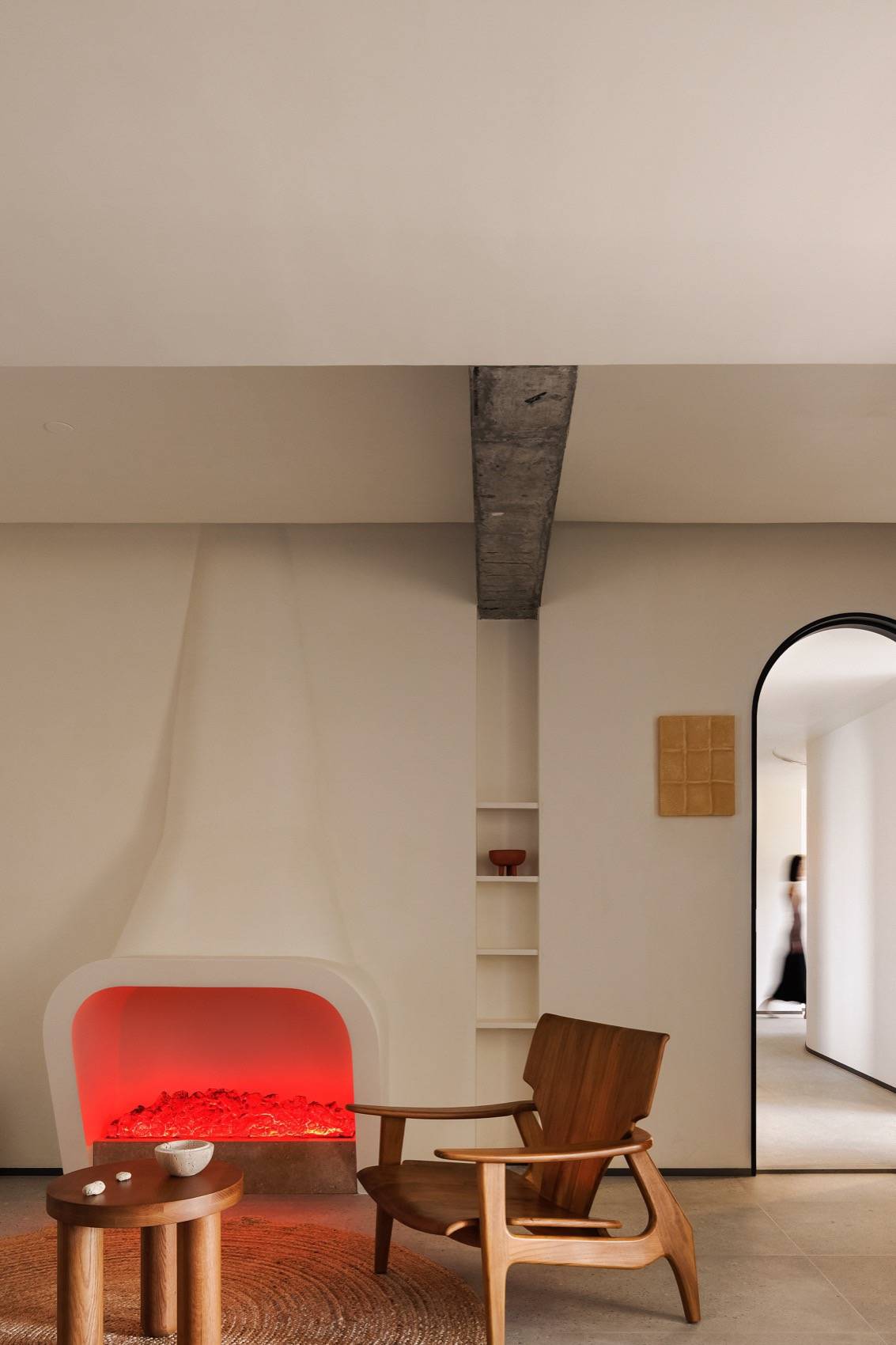 保持地面的平稳感与互通性,以墙壁联合天花的造型,拟态翻涌海浪的画面