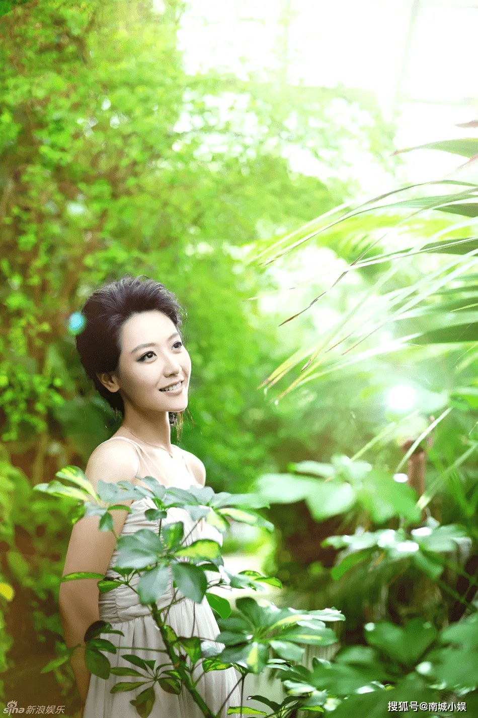 高贵女王白冰!性感妩媚的的代言人,身材管理的也太好了吧!