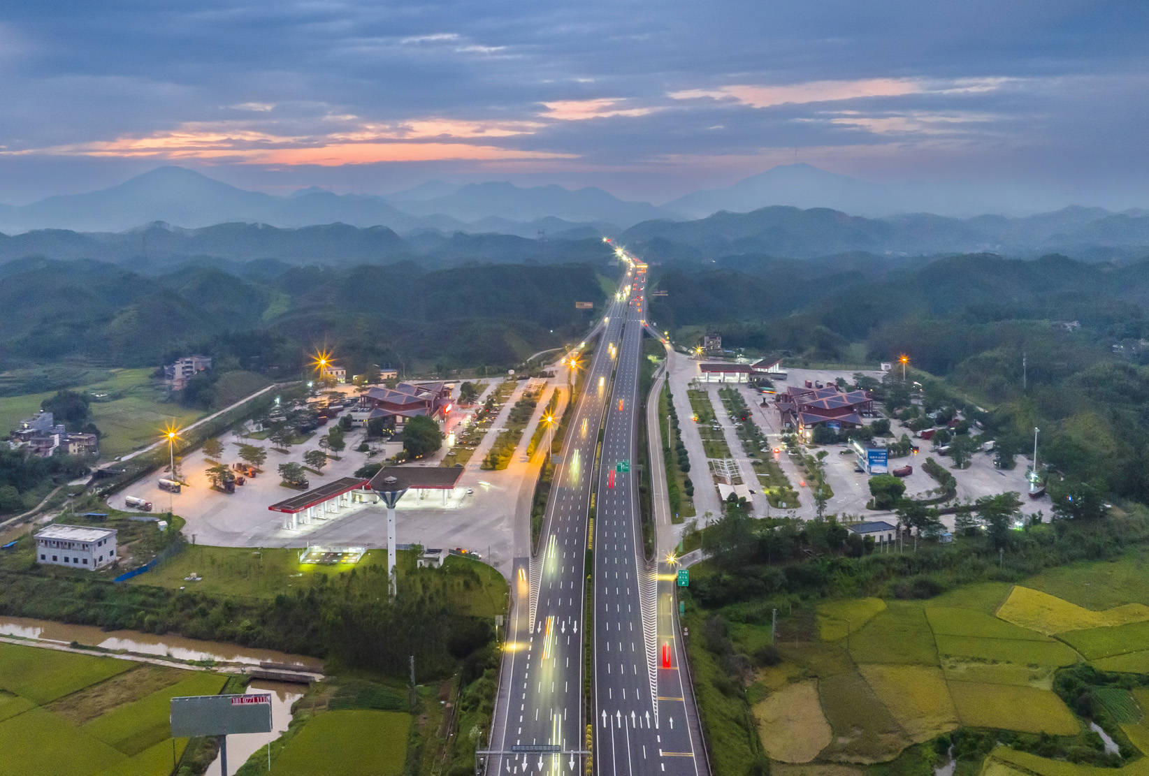 2023年10月22日,夜幕降临下的广西省钦州市钦州西服务区2023年10月24