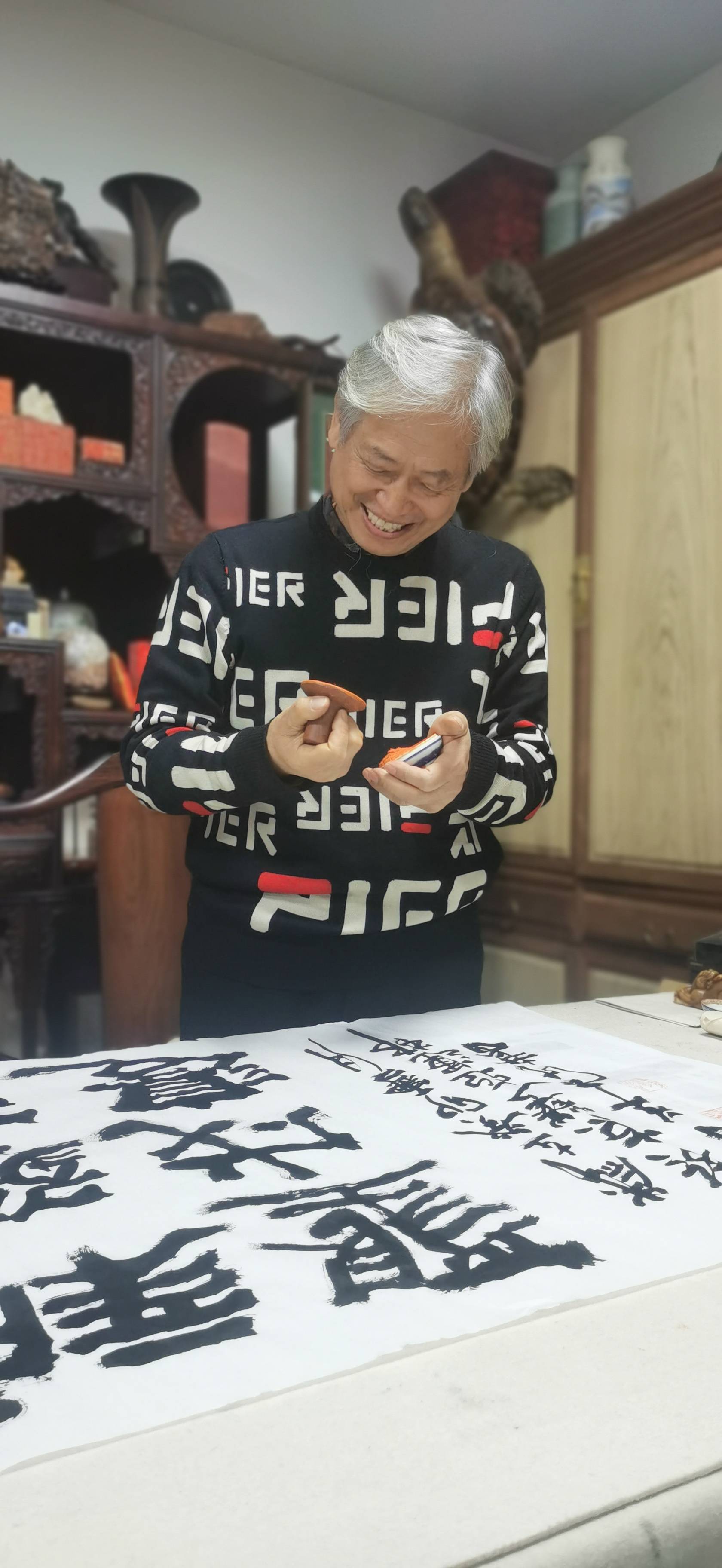 军旅书法家李羊民表示,作为一位退伍老兵,退伍不退志,寄语新疆建设