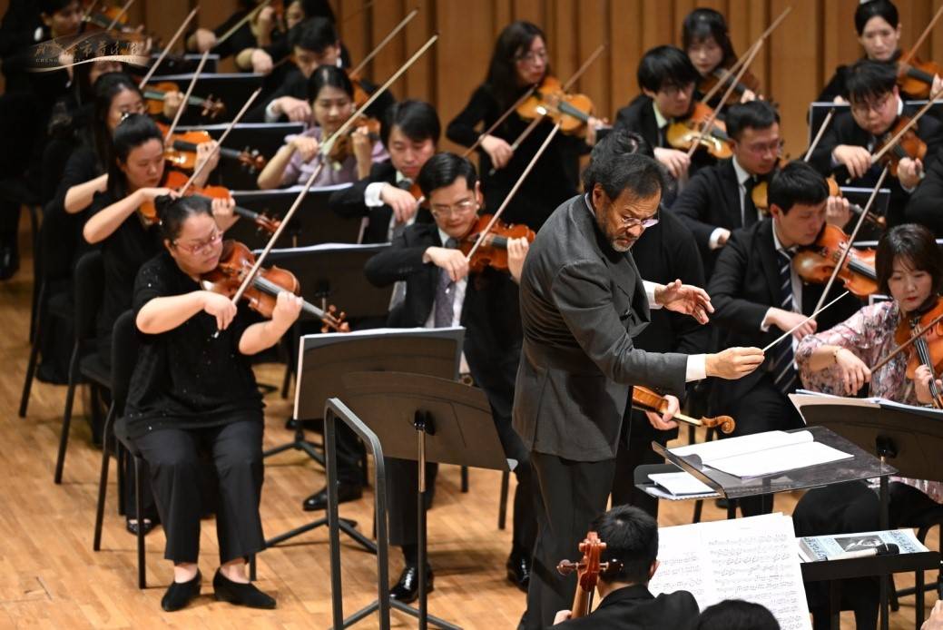 今夜《北風吹》和《扎紅頭繩》作為《白毛女》芭蕾舞組曲著名選段,為