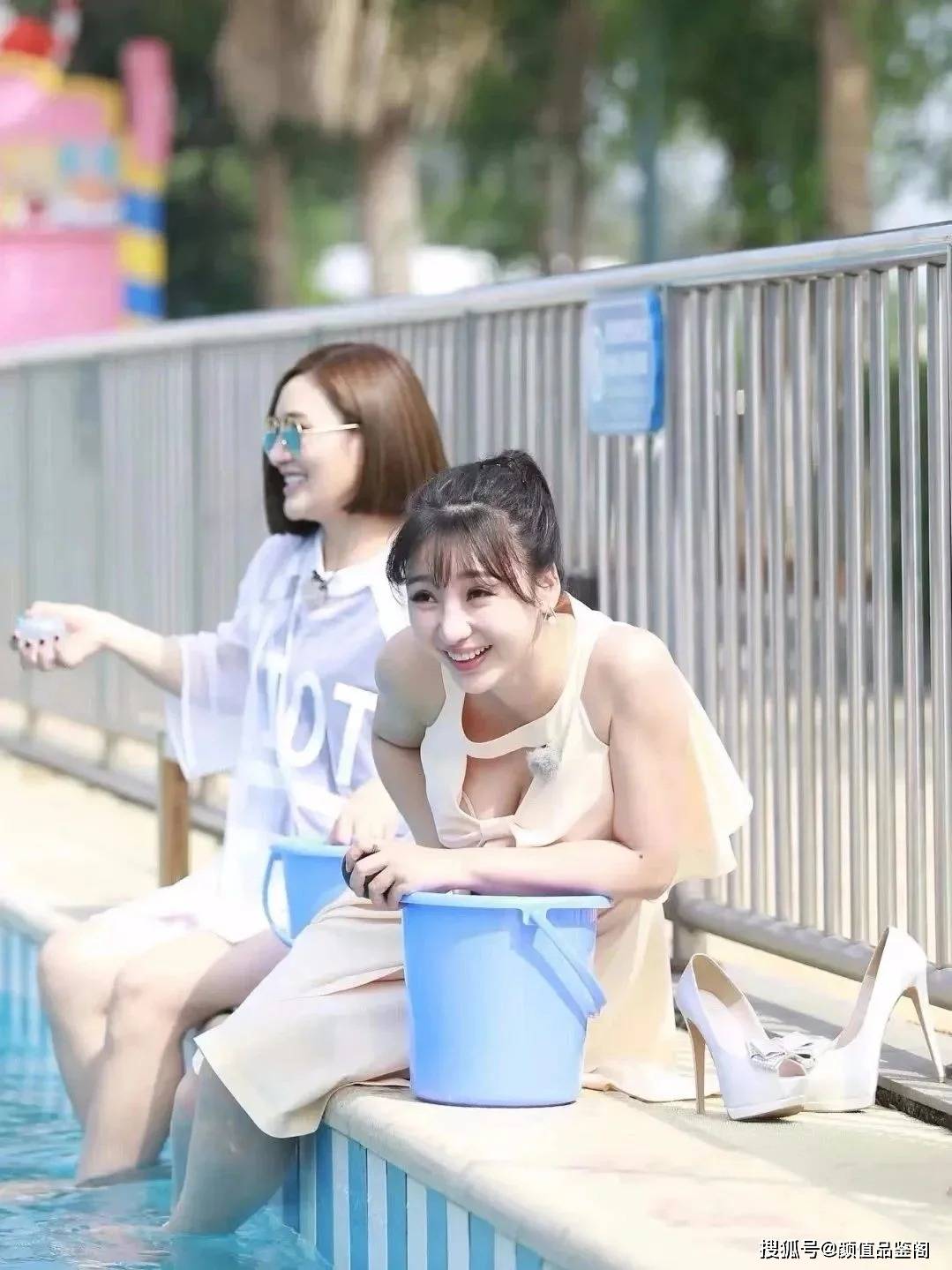 柳岩真人秀泳池这魔鬼比例,直男看懵了_身材_性格_成为了