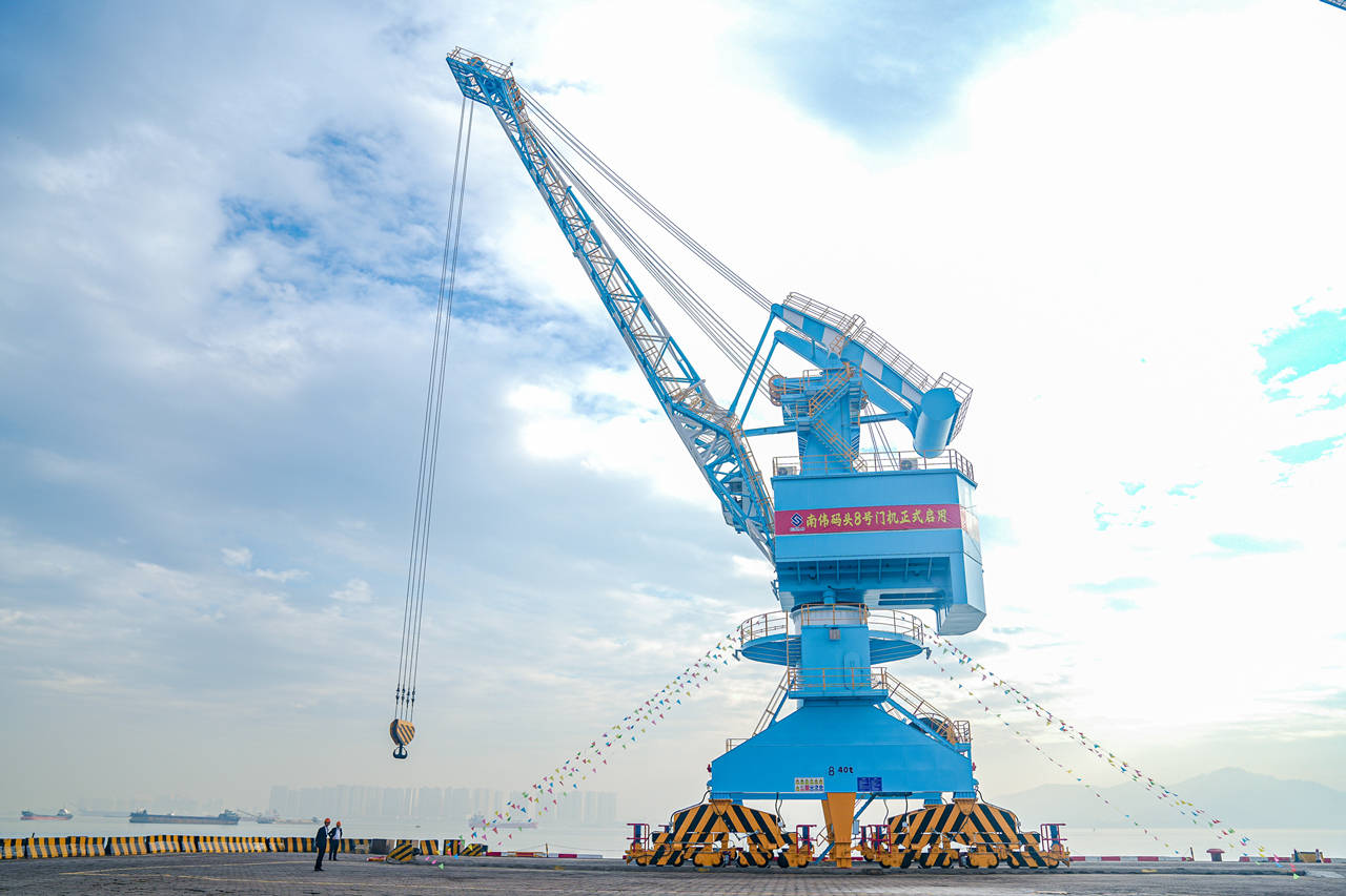 广州南伟码头8号门座式起重机顺利交付使用_南沙_项目_港口
