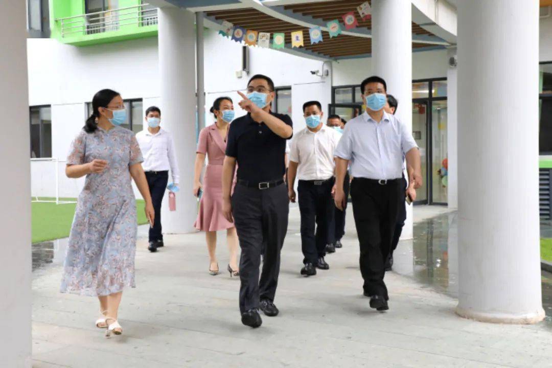 曾春彭敏群与全区少年儿童共度六一儿童节