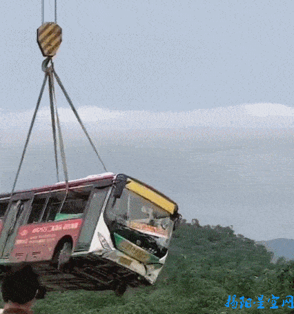 惊险揭阳一公交车翻下几米高路坎车头严重凹陷变形