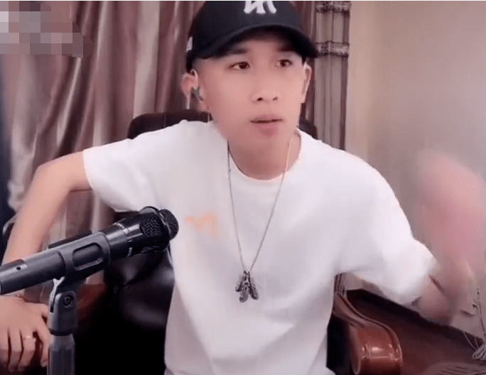 天佑转站抖音直播喊麦刘一手后背纹满五虎上将