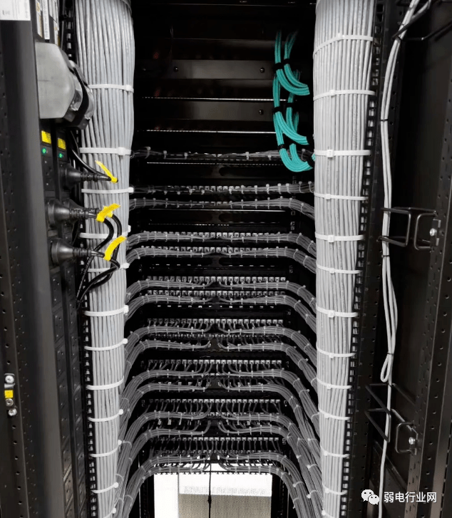 五,机柜理线步骤1, 首先是测量需要多长的线.