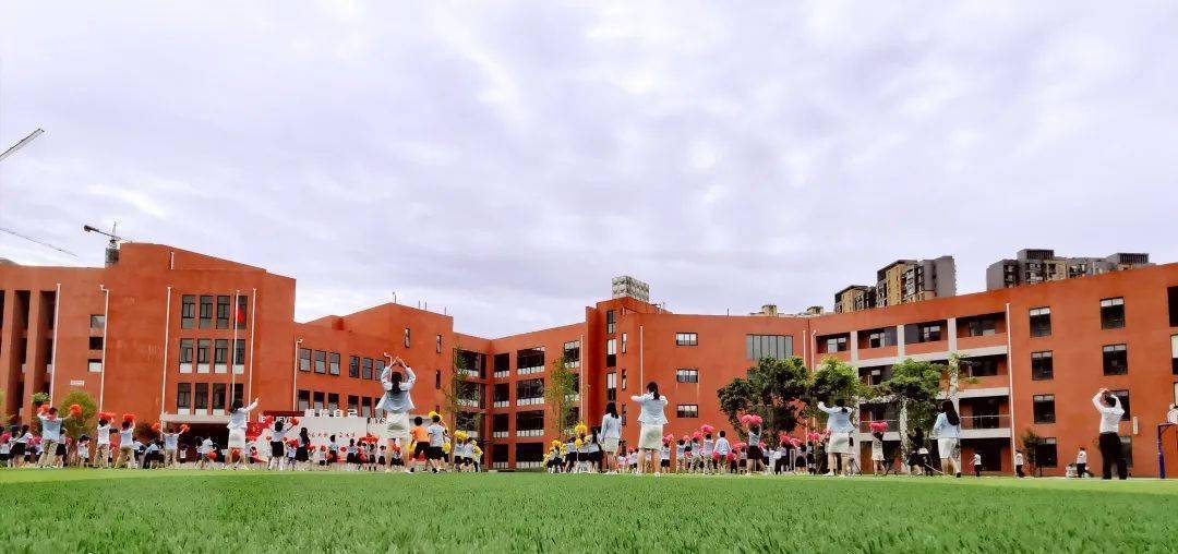 携手共建公办学校成都万汇学校2020年5月,成都市中小学陆续开学复课