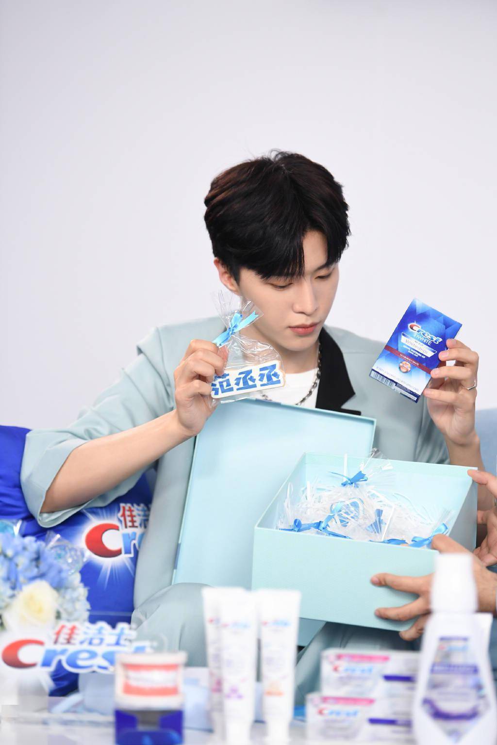 范丞丞六一直播高清现场图释出 好想拥有这么可爱的大白牙男友!_小丞