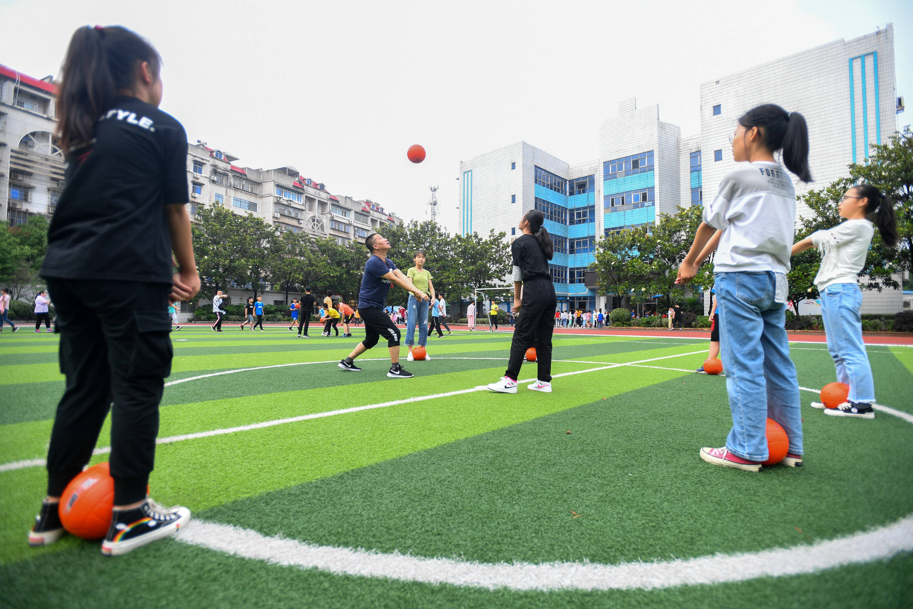 6月3日,老师在软式排球课上教学生们垫球技巧.