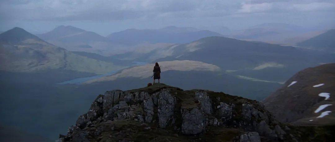 但是远景镜头也可以用来达到非常反直觉的效果,比如在希区柯克的惊悚