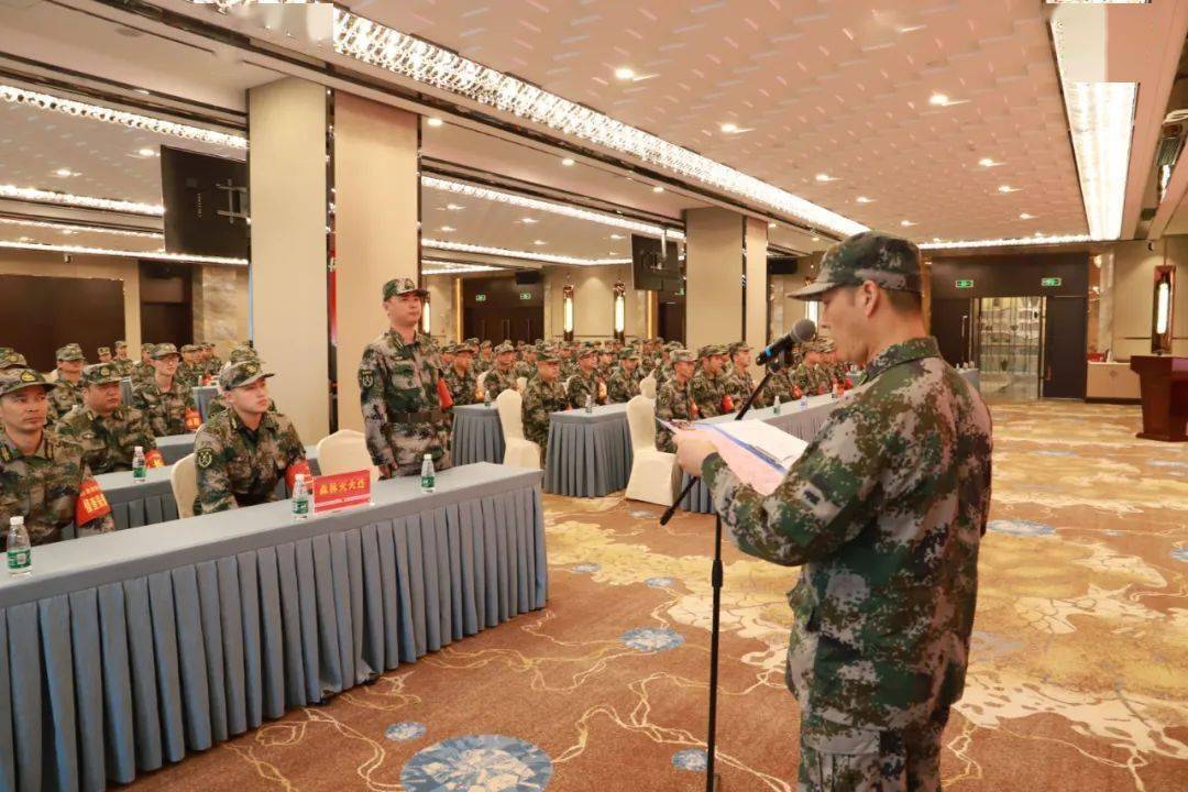 街道人武部副部长王伟飞以建制单位按花名册进行逐人呼点街道党工委副