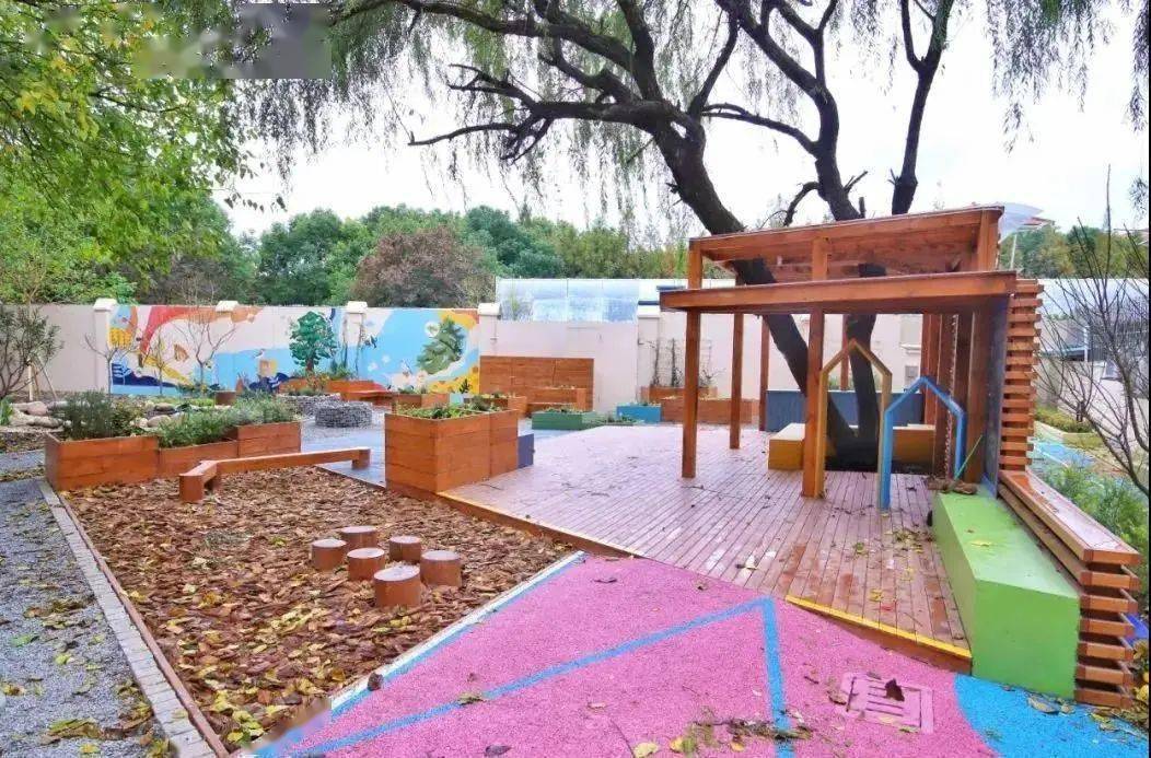 生境科普板,承载多样化信息▲挖石子的小乐趣(via 上海城市公共空间