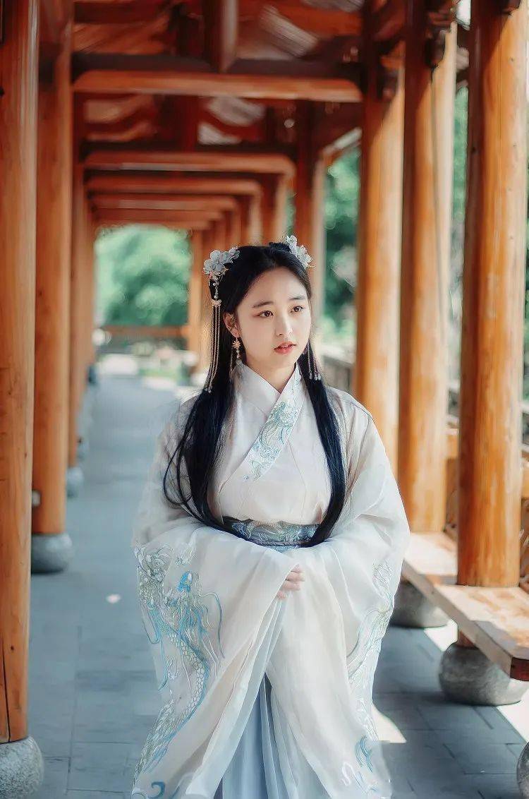 汉服就到店里搜索赶紧学起来拍照姿势,妆造然后就是美美的买家秀展示