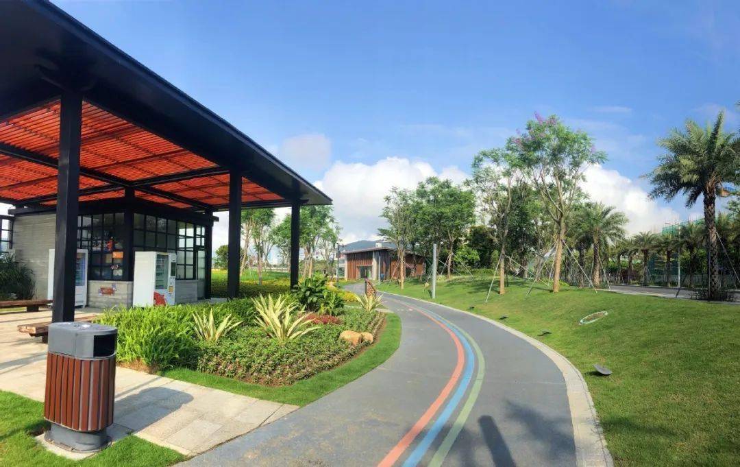 休息驿站▲配套设施齐备▲公园内还配有运动器械▲小朋友也有了玩耍