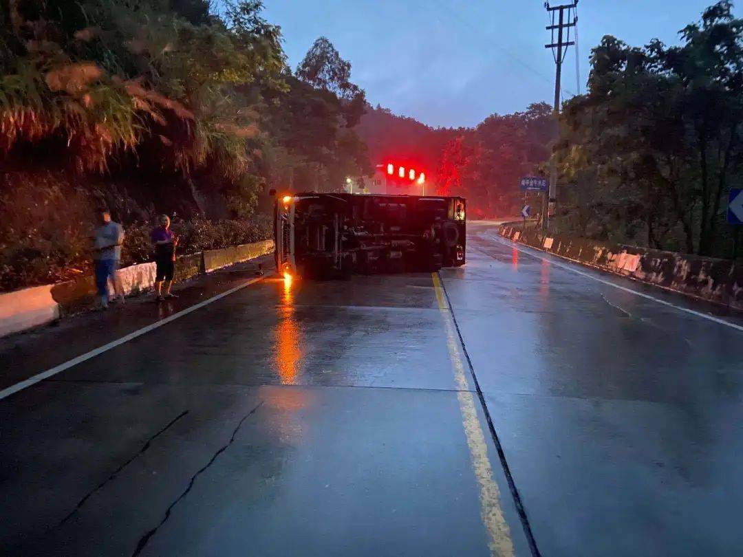 延平:货车侧翻路中间 民警雨中3小时保安全畅通_手机搜狐网