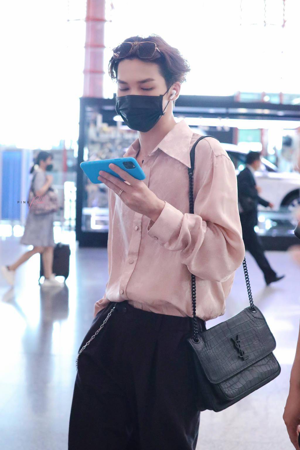 朱正廷现身机场飞往重庆 精致男孩用手机当镜子确认发型