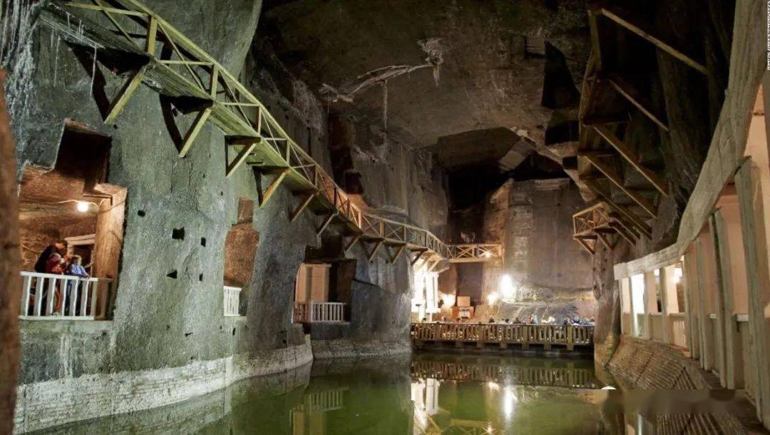 普通的房子进去后竟是美轮美奂的地下宫殿…这座传奇盐矿简直太惊艳!