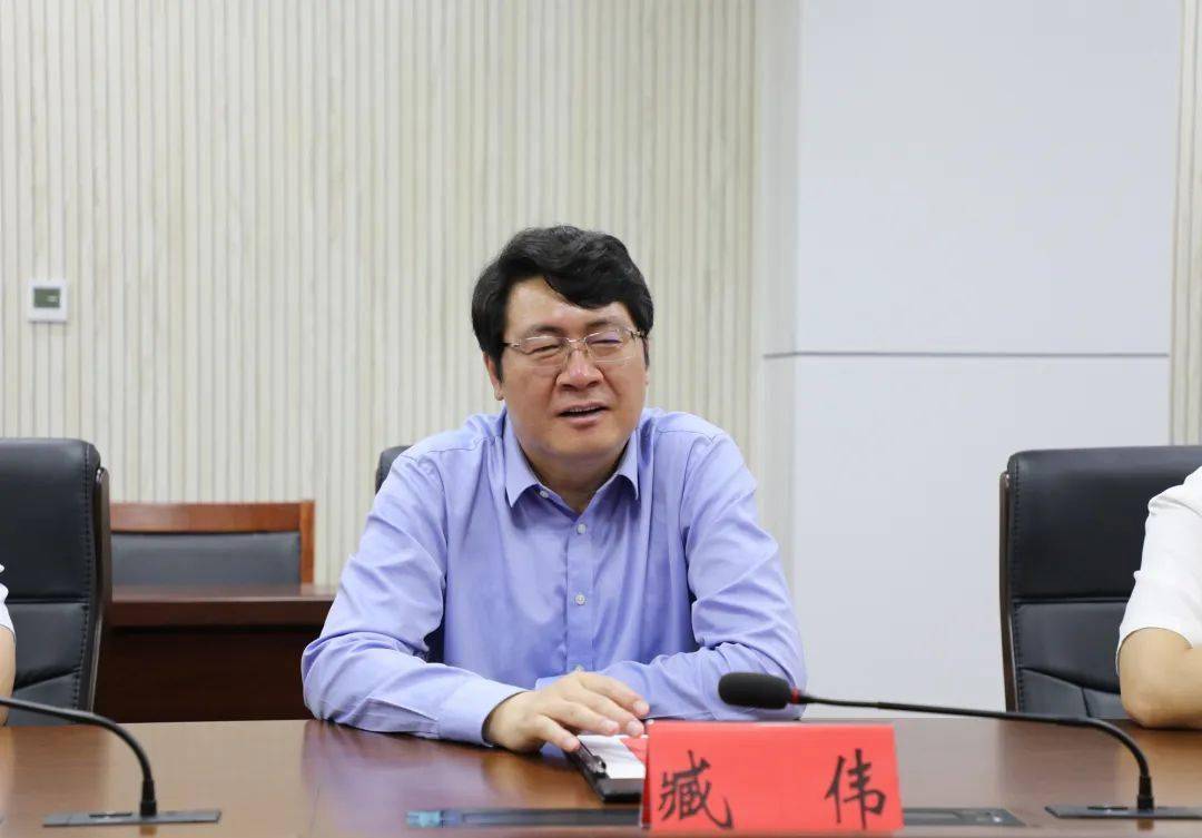 区委书记臧伟,安徽雨果农业科技有限公司董事长孔德明在签约仪式上