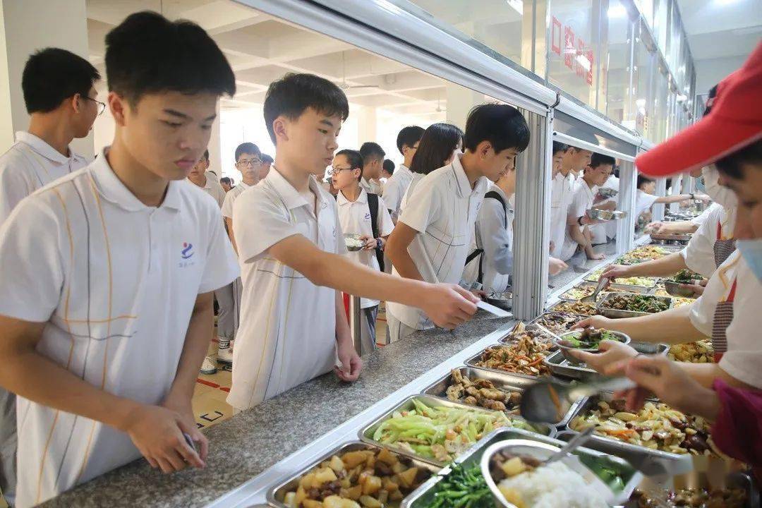 "土豆炖牛肉,特色咸水鸭,西芹炒鱿鱼 6月2日,华丰中学食堂打菜