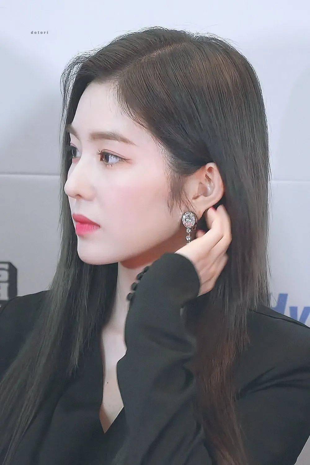 还有之前凭借硬照实力刷屏的模特高允真小姐姐,颅顶